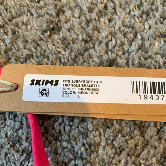 Skims Triangle Lace Bra - Picture 3 of 3